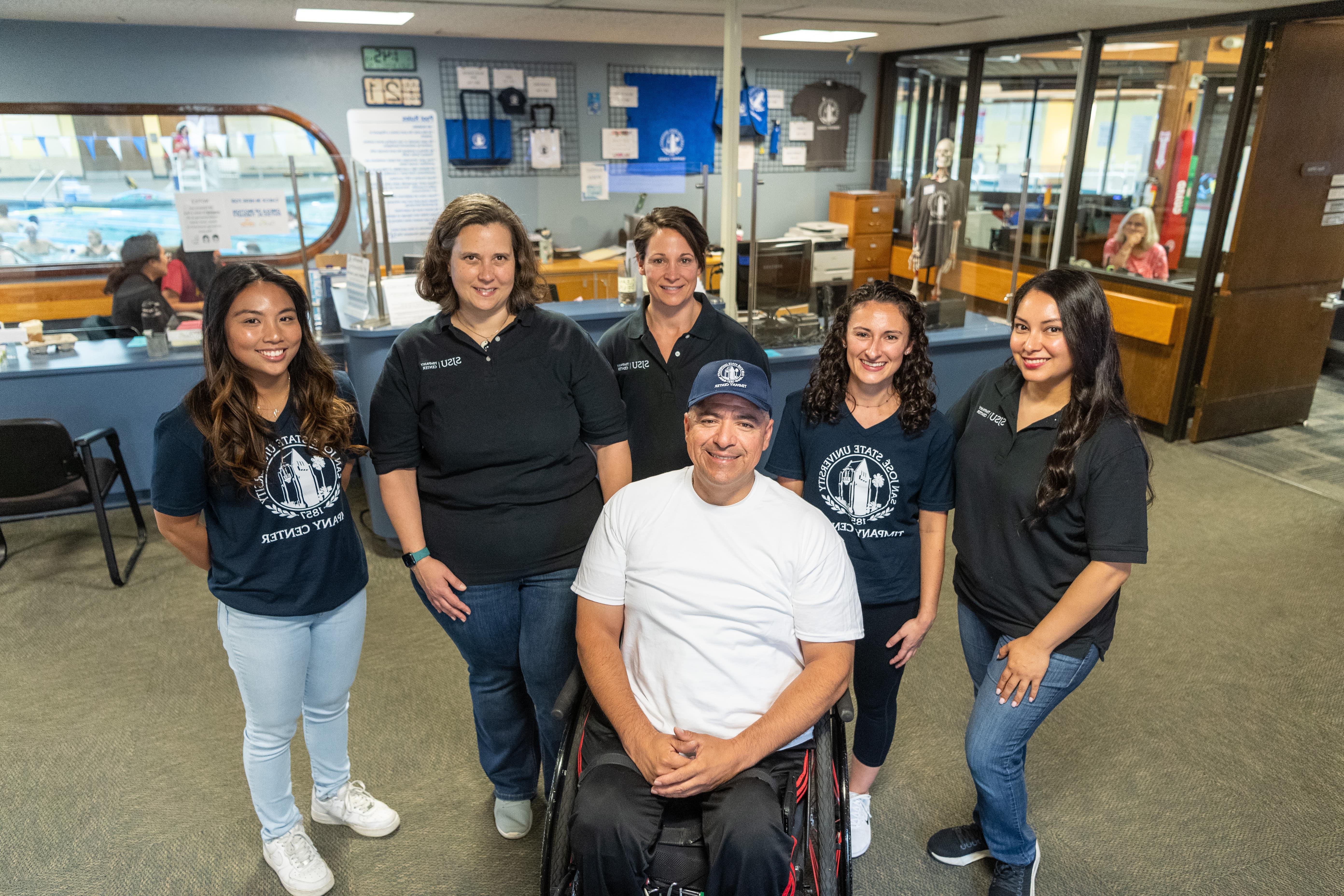 Timpany Center staff and clients have weathered many storms together. From left: staff members Carina Rodriguez-Tsai and Maranda Amaral, client Felipe Gonzalez, staffer Brittany Manrubia, program and operations director Jennifer Schachner, and staffer Kelsey Basilio. 图片来源:Robert C. 贝恩.